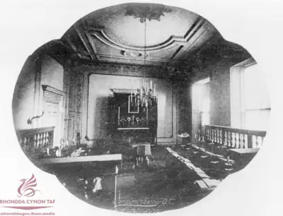 Mae'r llun hwn o gapel Coleg Diwinyddol San Mihangel