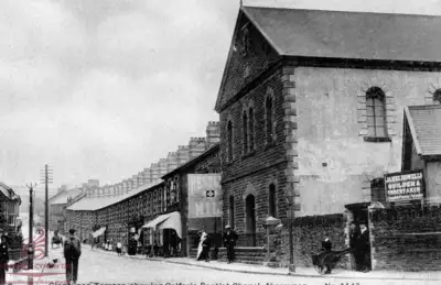 Glancynon Terrace ac Eglwys Calfaria (Bedyddwyr)