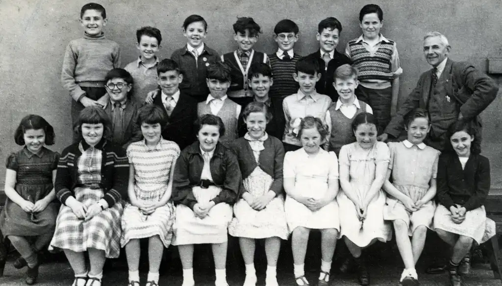 Ysgol Gynradd Gymraeg Aberdâr Class Photo