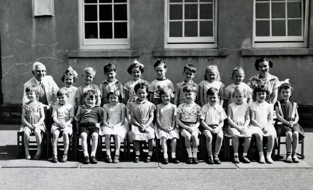 Ysgol Gynradd Gymraeg Aberdâr Class Photo