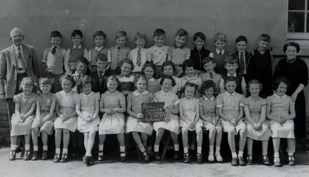 Ysgol Gynradd Gymraeg Aberdâr Class Photo