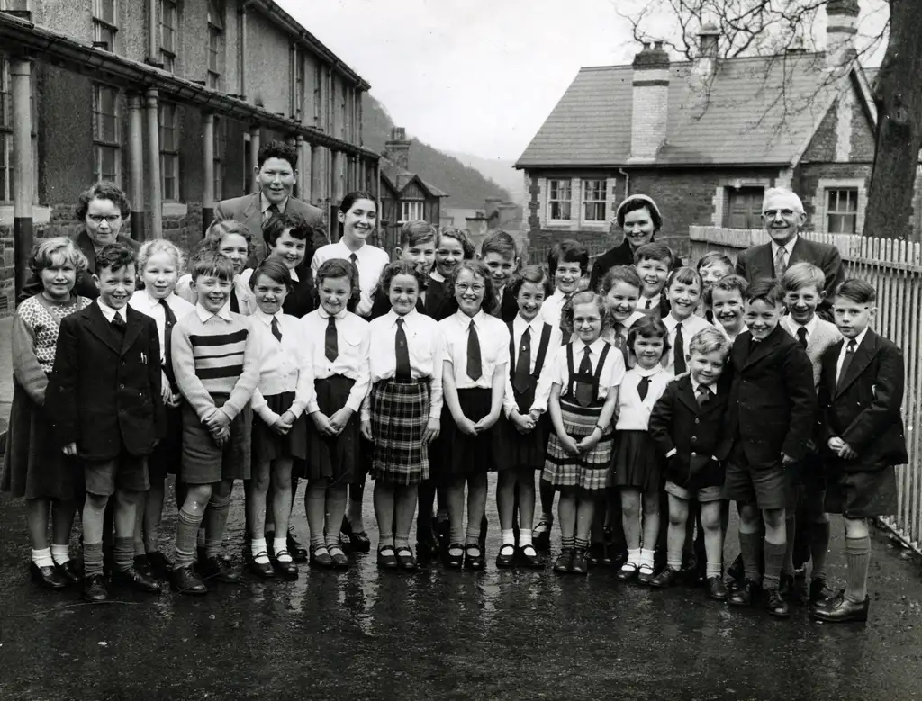 Pupils and teacher of YGG Aberdâr