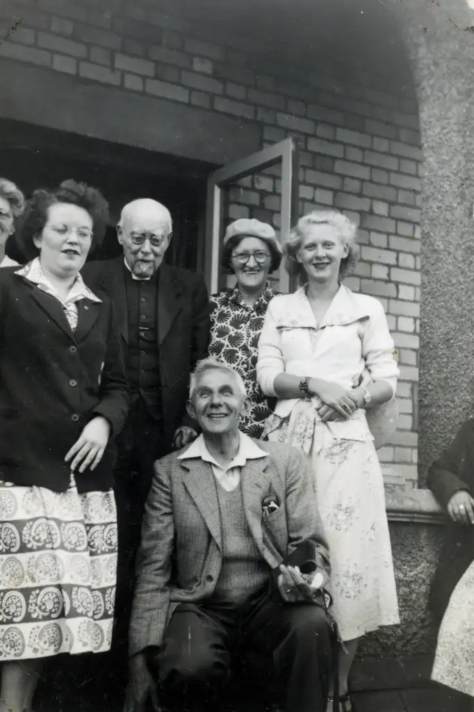 Teachers of YGG Aberdâr with the poet, Elfed